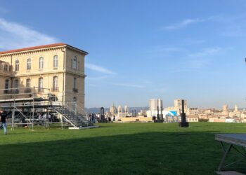 La scène sur laquelle interviendra Emmanuel Macron samedi 16 avril au Pharo à Marseille (Crédit Gomet')
