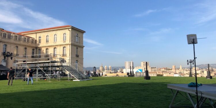 La scène sur laquelle interviendra Emmanuel Macron samedi 16 avril au Pharo à Marseille (Crédit Gomet')