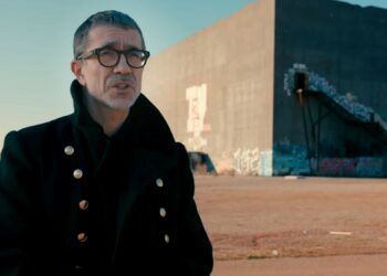 Le metteur en scène Romeo Castellucci devant le Stadium (Crédit capture festival d'art Lyrique / New Production)