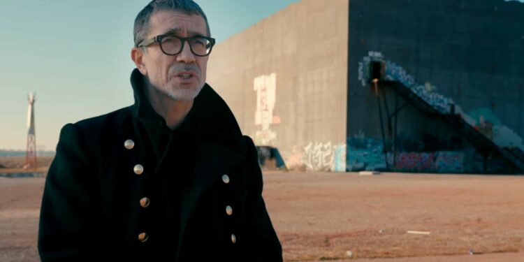 Le metteur en scène Romeo Castellucci devant le Stadium (Crédit capture festival d'art Lyrique / New Production)
