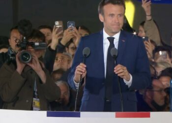 Emmanuel Macron dimanche 24 avril 2022 sur le champ de Mars à Paris (Crédit Capture F2)