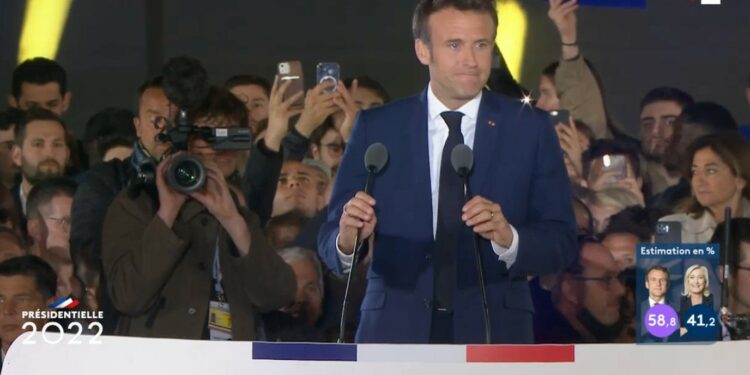 Emmanuel Macron dimanche 24 avril 2022 sur le champ de Mars à Paris (Crédit Capture F2)
