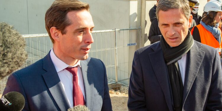 Jean-Baptiste Djebbari à Marseille le 1er mars 2022 avec Rodolphe Saadé pour le lancement des travaux de l'académie de CMA CGM (Crédit Gomet'/JYD)