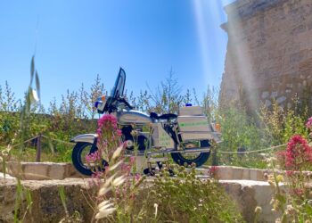 Voiture de manège pour enfant, par l'artiste Wasted Rita (Crédit : MS/Gomet')