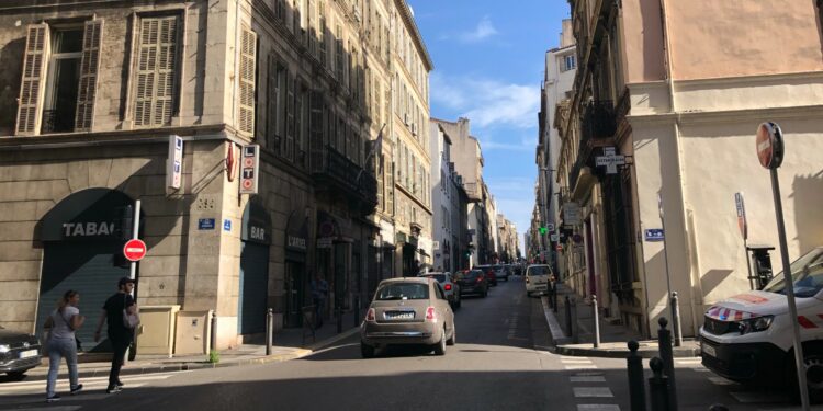 La rue Breteuil au niveau de la rue d'Arcole et Delaglande (Crédit Gomet'/JFE)