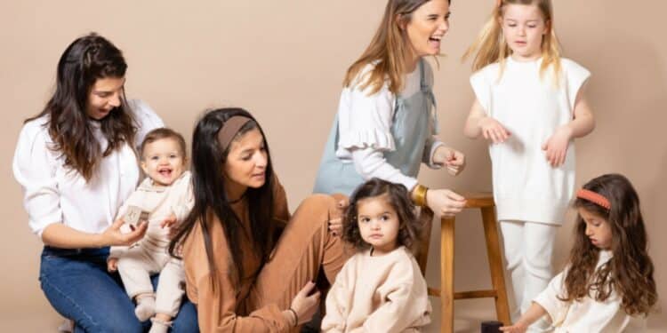 Les trois fondatrices avec leurs enfants, qui ont inspiré le nom de la marque (Crédit DR)