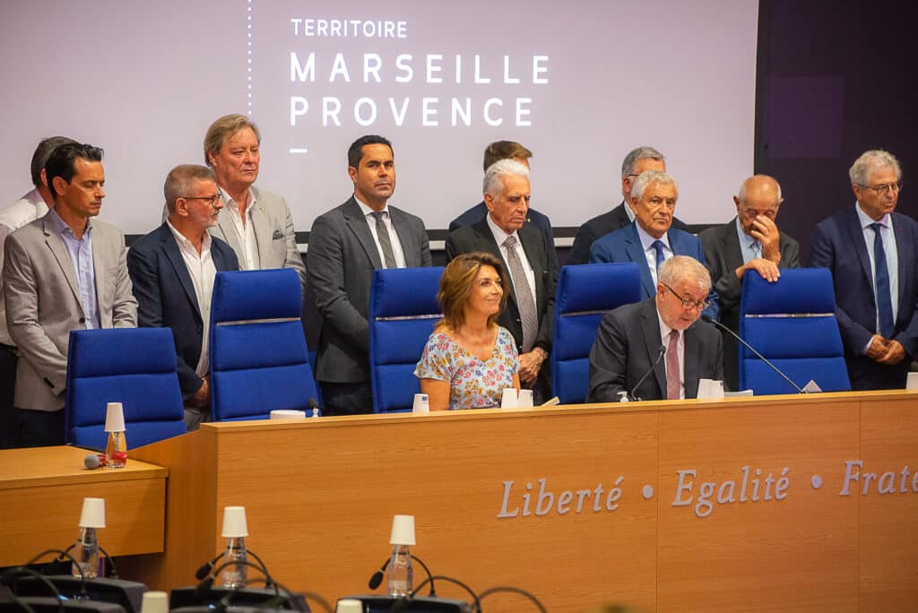 Une partie des maires des communes composant le conseil de territoire Marseille Provence autour de Martine Vassal et Roland Giberti (crédit : JYD / Gomet')