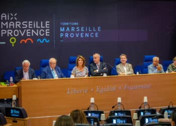 Martine Vassal entourée des anciens présidents de MPM et du CT Marseille Provence (Crédit Gomet'/JYD)
