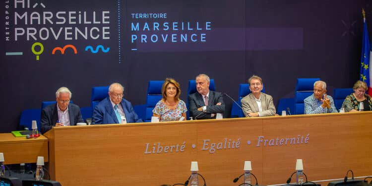 Martine Vassal entourée des anciens présidents de MPM et du CT Marseille Provence (Crédit Gomet'/JYD)