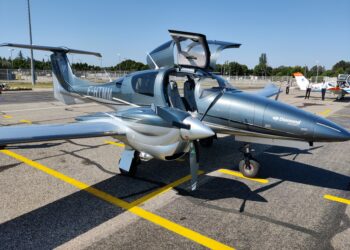 L'avion DA62 de la compagnie aérienne Revolution'Air à l'aéroport d'Avignon jeudi 2 juin 2022 (crédit : Rémi Liogier)