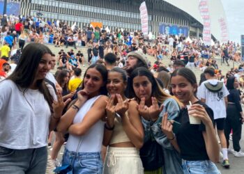 Des fans de Jul samedi 4 juin avant le concert du rappeur marseillais (Crédit Gomet')