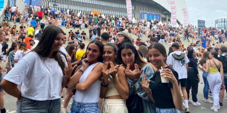Des fans de Jul samedi 4 juin avant le concert du rappeur marseillais (Crédit Gomet')