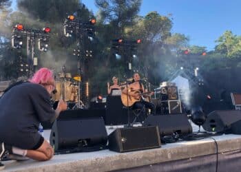 Khara sur la scène du théâtre Silvain lors du Festival Au Large (Crédit Gomet')