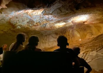 La réplique de la Grotte Cosquer découverte par les premiers visiteurs le 4 juin 2022 (Crédit Gomet'/JFE)