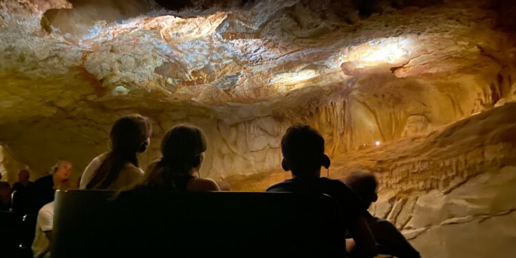 La réplique de la Grotte Cosquer découverte par les premiers visiteurs le 4 juin 2022 (Crédit Gomet'/JFE)