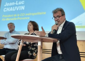 Jean-Luc Chauvin et le collectif « Tous acteurs » interpellent les candidats aux élections législatives, au Palais de la Bourse (1er), le 1er juin 2022 (crédit : Rémi Liogier)