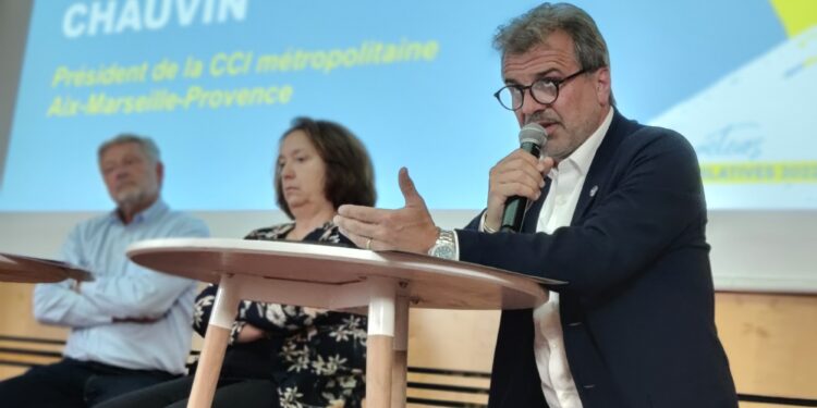 Jean-Luc Chauvin et le collectif « Tous acteurs » interpellent les candidats aux élections législatives, au Palais de la Bourse (1er), le 1er juin 2022 (crédit : Rémi Liogier)