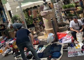 Vendeurs à la sauvette devant le fleuriste de Noailles