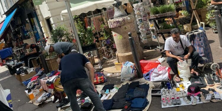 Vendeurs à la sauvette devant le fleuriste de Noailles