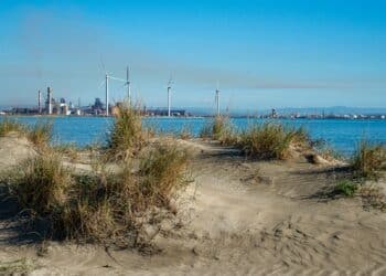 La zone industrialo-portuaire de Fos-sur-Mer vue de Port St Louis du Rhône (Crédit Gomet'/JYD)