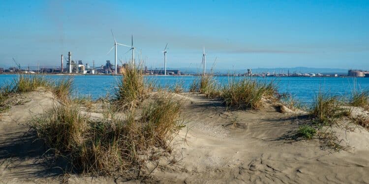 La zone industrialo-portuaire de Fos-sur-Mer vue de Port St Louis du Rhône (Crédit Gomet'/JYD)