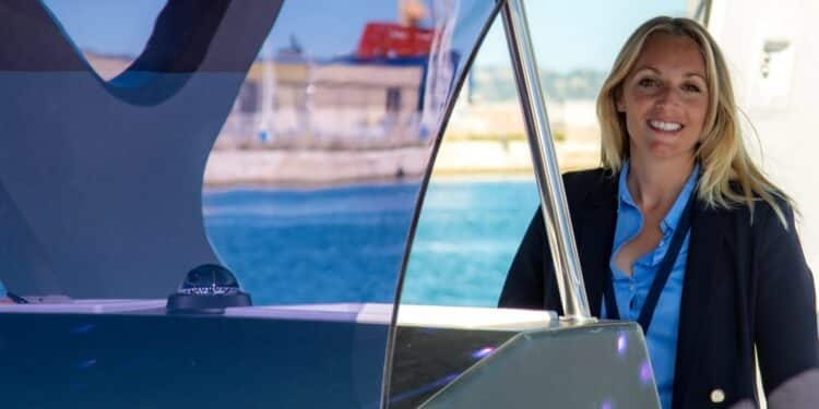 Chloé Zaied à la barre d'Hynova Yacht (Crédit Gomet'/JYD)