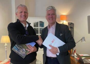 Arnaud Monthorin et Rudy Janssens lors de la signature de l'af