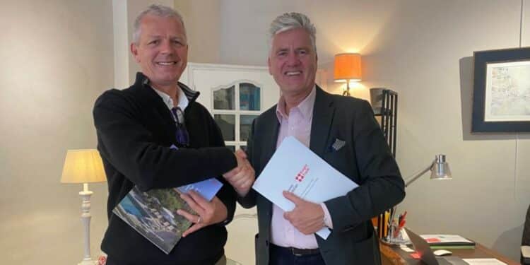 Arnaud Monthorin et Rudy Janssens lors de la signature de l'af