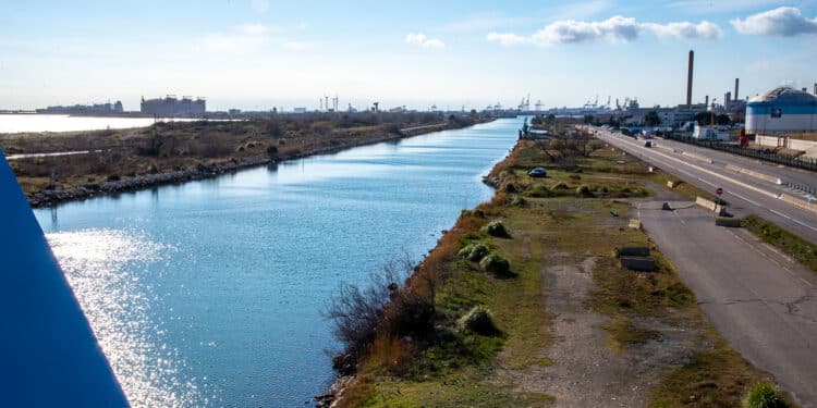 La zone industrialo-portuaire de Fos prête à accueillir une nouvelle usine d'acier (Crédit Gomet')