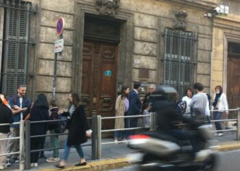 La configuration actuelle du trottoir devant l'école de la rue Breteuil (Crédit : Gomet/JRG)