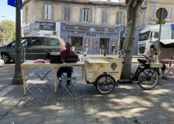 Vélo triporteur transforné en bureau mobile