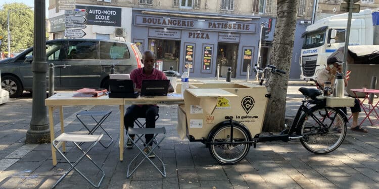 Vélo triporteur transforné en bureau mobile