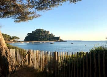 Le Fort de Brégançon se découvre au fil des plages depuis le sentier du littoral (Crédit Gomet'/JFE)