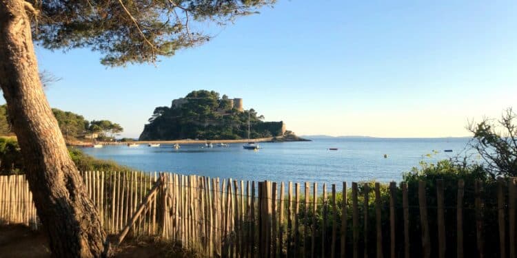 Le Fort de Brégançon se découvre au fil des plages depuis le sentier du littoral (Crédit Gomet'/JFE)