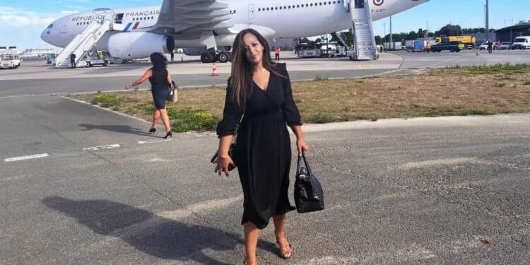 L'Istréenne Lila Lokmane en partance pour l'Algérie avec l'avion d'Emmanuel Macron (Crédit DR)