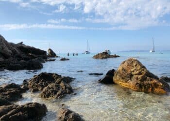 Eau limpide, sable blanc, de La Londe au cap Bénat, un rivage paradisiaque à deux pas d'Aix Marseille (Crédit Gomet'/JFE)