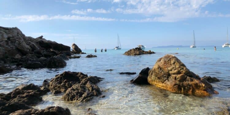 Eau limpide, sable blanc, de La Londe au cap Bénat, un rivage paradisiaque à deux pas d'Aix Marseille (Crédit Gomet'/JFE)