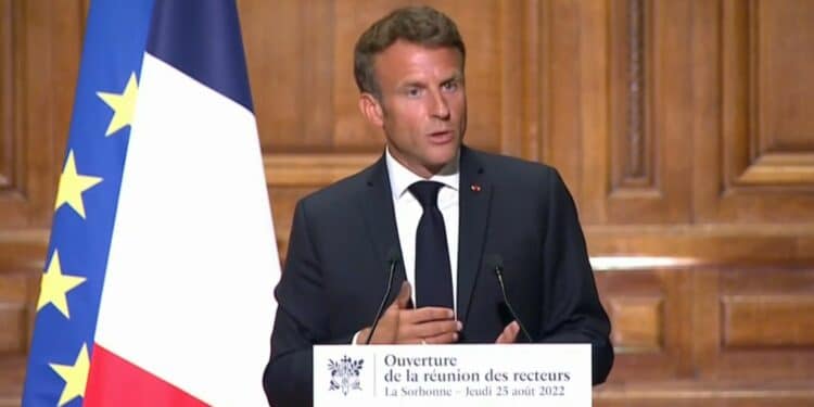 Emmanuel Macron écoles