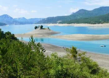 L'eau au plus bas dans dans le lac de Serre-Ponçon photographie lé 15 août 2022 (Crédit Jeanre Lumix/Facebook)