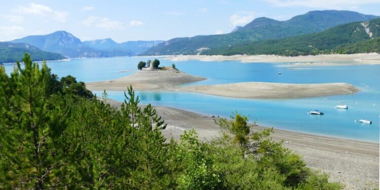 L'eau au plus bas dans dans le lac de Serre-Ponçon photographie lé 15 août 2022 (Crédit Jeanre Lumix/Facebook)