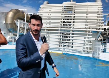 Christophe Seguinot, le directeur technique de La Méridionale, présente le filtre à particules du Piana à Marseille, lundi 5 septembre (crédit : Rémi Liogier)