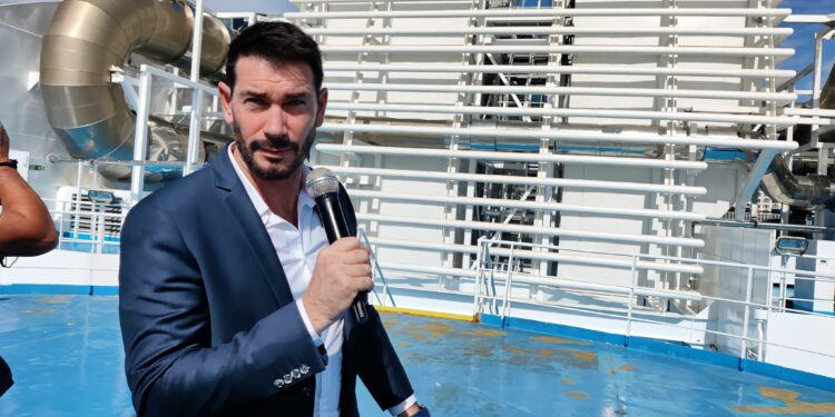 Christophe Seguinot, le directeur technique de La Méridionale, présente le filtre à particules du Piana à Marseille, lundi 5 septembre (crédit : Rémi Liogier)