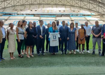 Les représentants et bénéficiaires du programme « cOMmunauté » porté par OM Fondation ont rencontré Marlène Schiappa au Vélodrome mardi 6 septembre (crédit : Rémi Liogier)