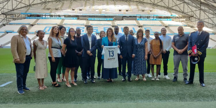 Les représentants et bénéficiaires du programme « cOMmunauté » porté par OM Fondation ont rencontré Marlène Schiappa au Vélodrome mardi 6 septembre (crédit : Rémi Liogier)