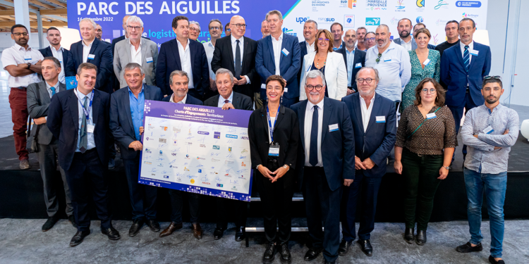 Les signataires de la charte d'engagements territoriaux du Parc des Aiguilles, liste complète en fin d'article (crédit : groupe Barjane - Y&M)