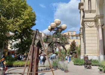 [Insolite] L’Aéroflorale II atterrit dans le centre d’Aix-en-Provence