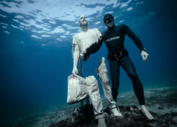 plongeur avec sculpture