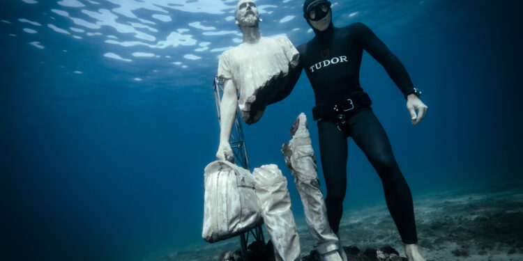 plongeur avec sculpture