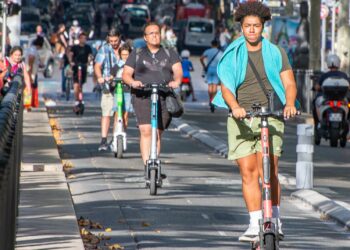 Usagers de la trottinette dans les rues de Marseille le 1er septembre 2022 (Crédit Gomet'/JYD)
