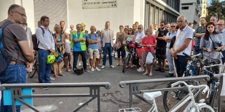 Plusieurs personnes se sont rassemblées jeudi 1er septembre à l'intersection entre le boulevard de Paris et la rue Melchior Guinot, lieu du drame (crédit : Rémi Liogier)